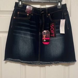 Denim mini skirt. Mid rise. Frilled ends